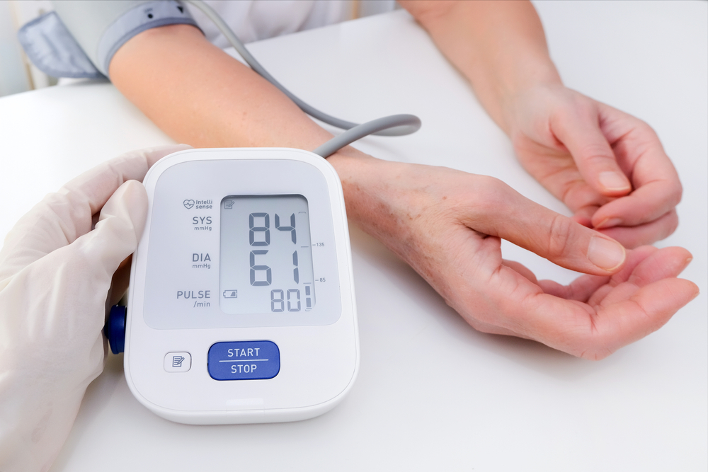 Hypotension artérielle chez les seniors : faut-il s’inquiéter ? 