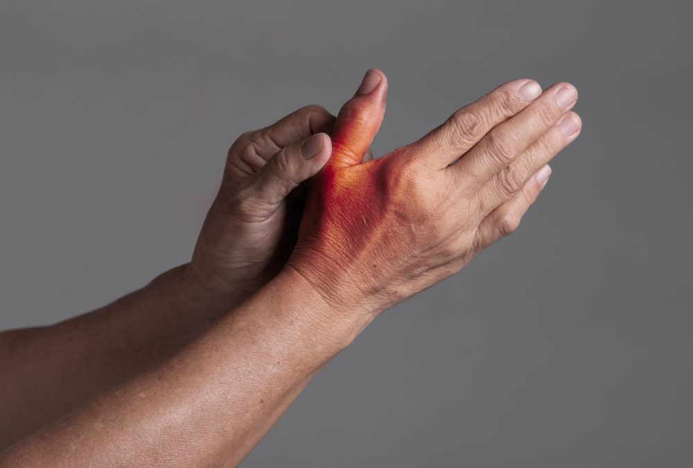 arthrose-des-doigts-apres-60-ans-causes-symptomes-et-traitement