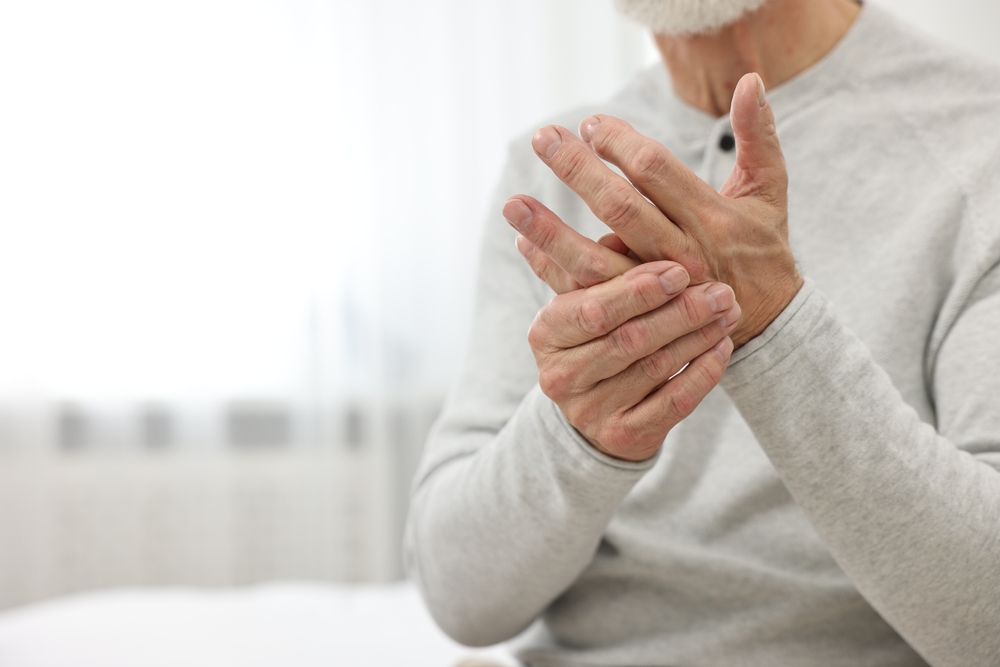 Perte de sensibilité des doigts : un symptôme à ne pas négliger chez les seniors 