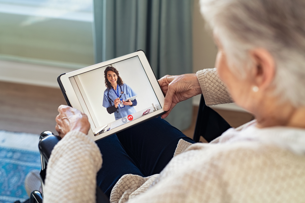 Téléassistance pour seniors : comment choisir le bon service ? 
