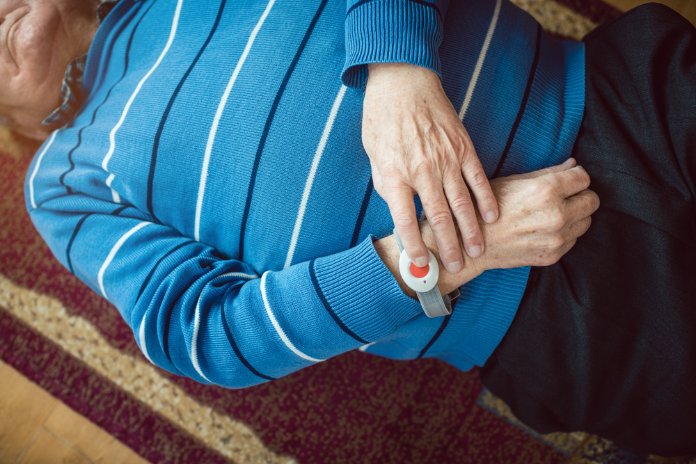 bracelet-detecteur-de-chute-lallie-securite-des-seniors