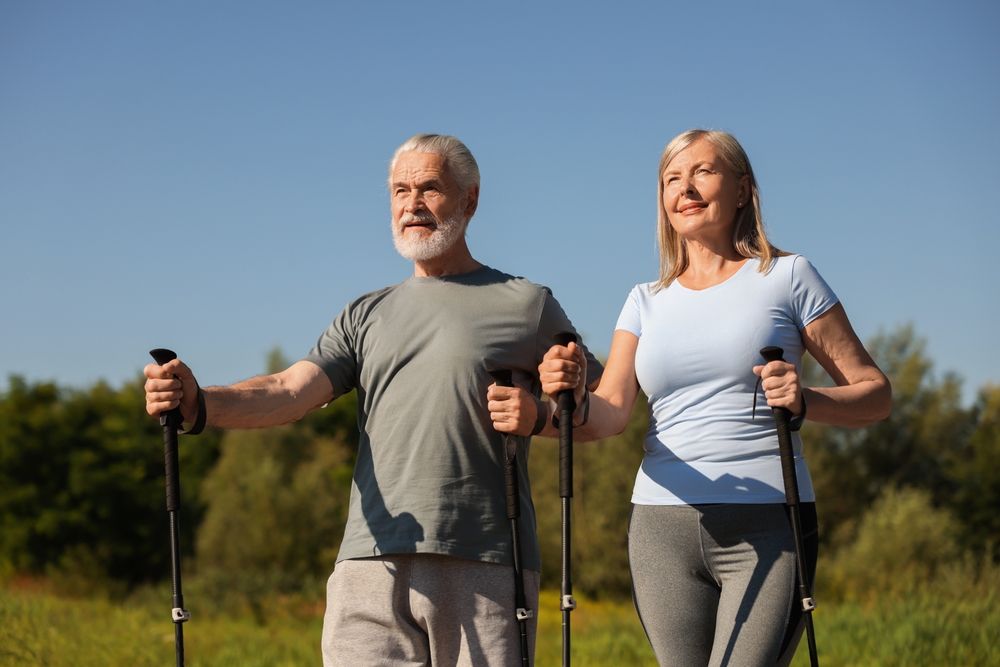 Printemps en mouvement : la marche nordique, l’activité idéale pour seniors 