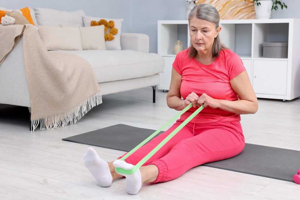 Exercices avec élastique : entretenir ses articulations après 60 ans 