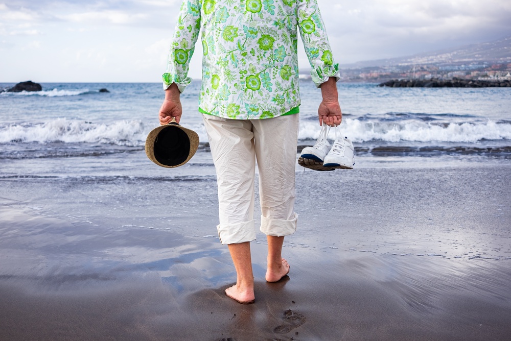 Marcher pieds nus en été : une activité bénéfique pour les seniors ?