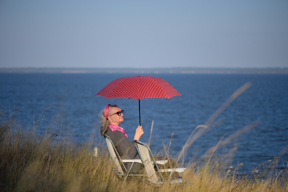 Promenades, jardinage, sorties : éviter les coups de soleil chez les seniors