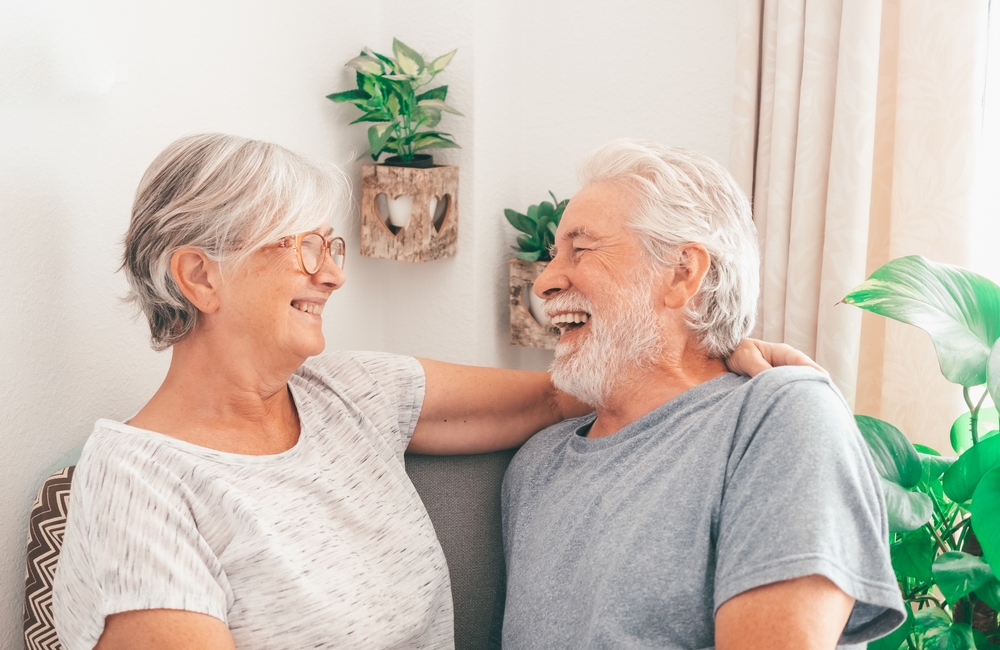 Les bienfaits du rire chez les seniors : un véritable atout pour la santé 