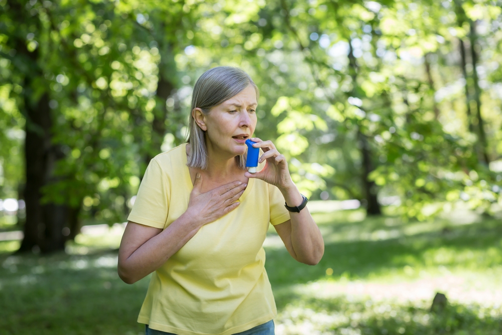 Seniors : comment prévenir les crises d’asthme lors des vagues de chaleur ? 