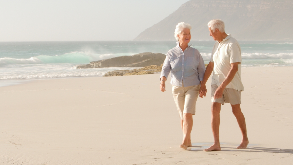 Vacances pour seniors fragiles : partir ou rester, comment faire le bon choix ? 