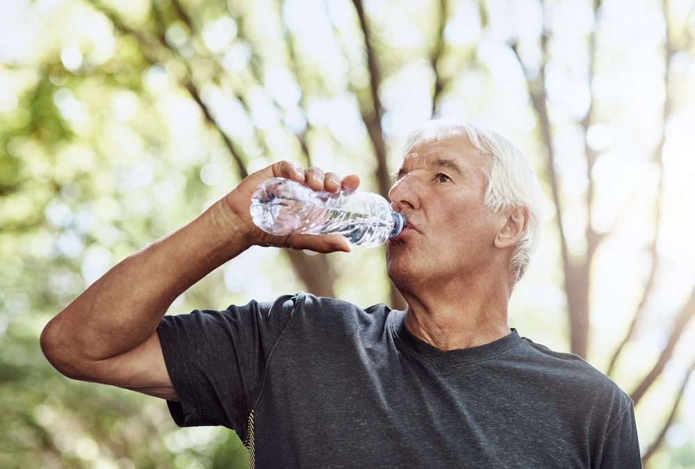 Boire trop d’eau chez les seniors : attention aux risques pour l’équilibre de l’organisme