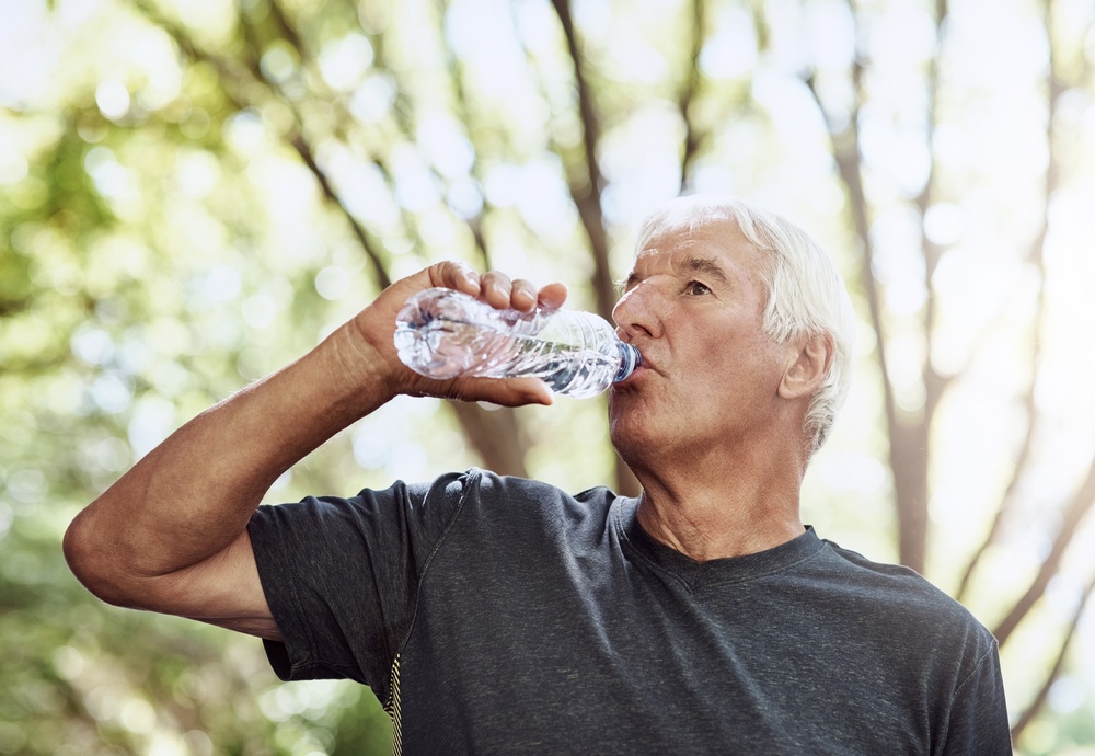 Boire trop d’eau chez les seniors : attention aux risques pour l’équilibre de l’organisme