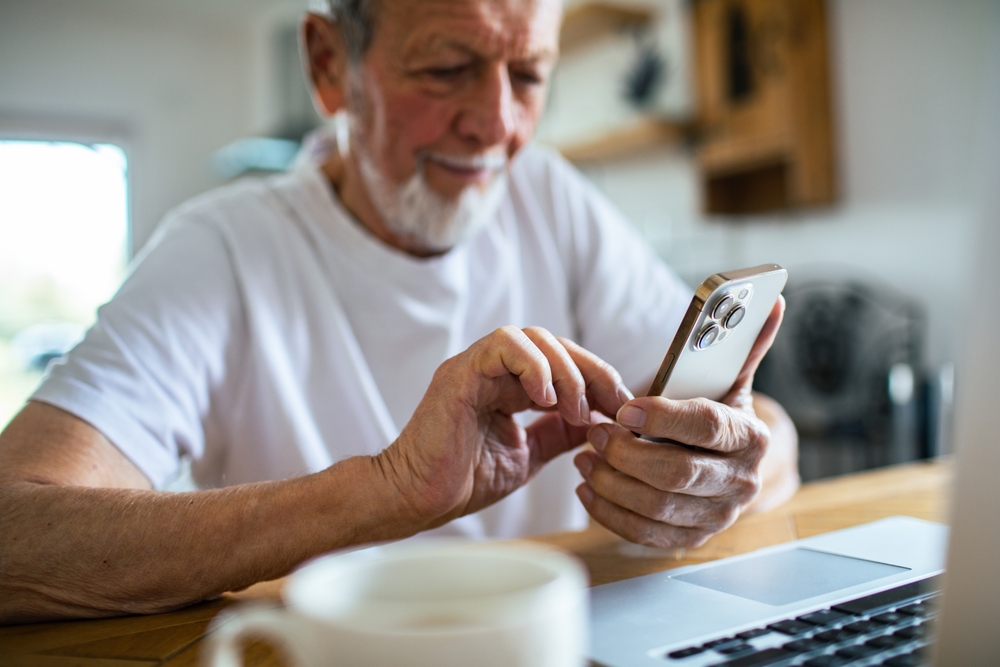 Smartphone pour seniors : entre usage et enjeux techniques 