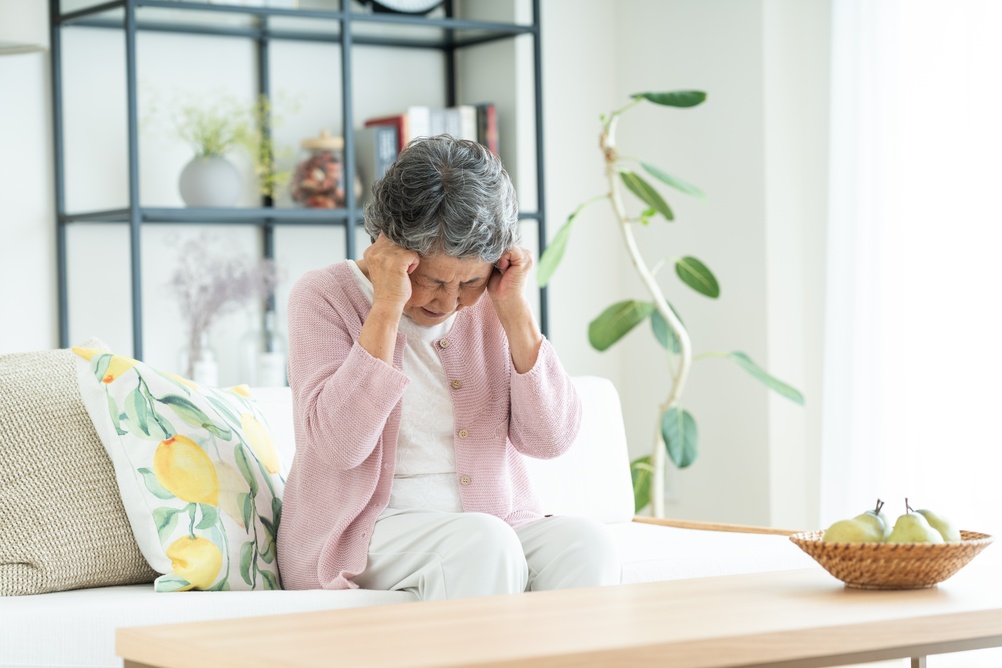 Maux de tête chez les seniors : simple migraine ou coup de chaleur ?