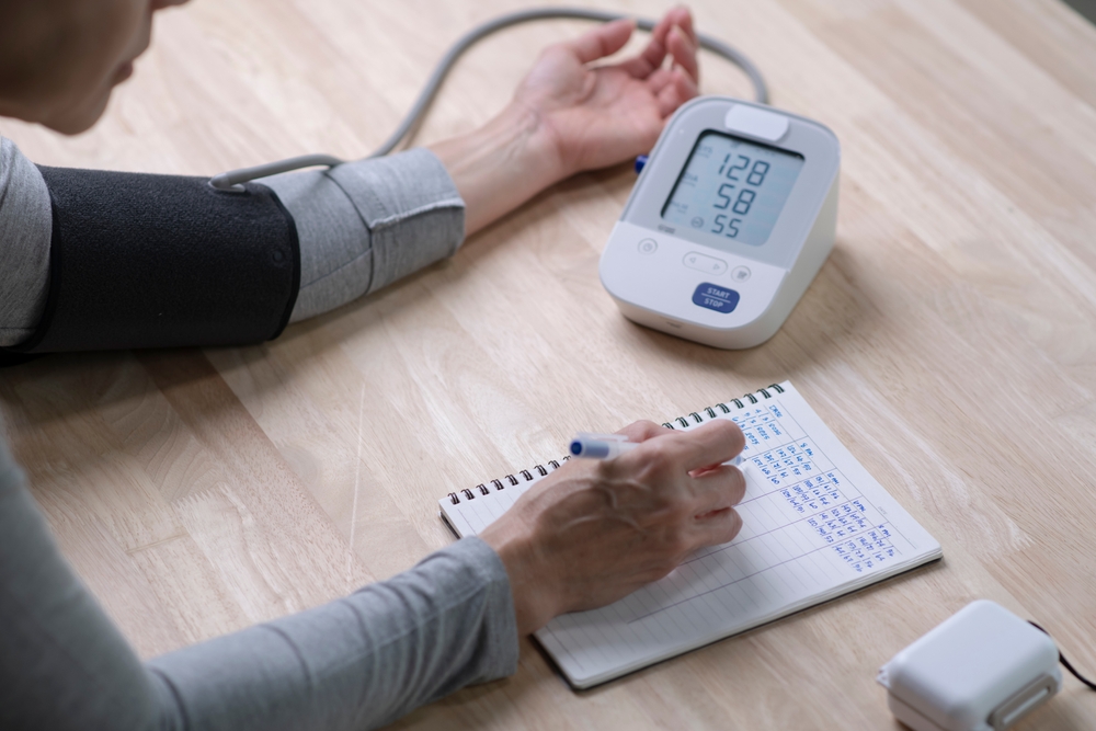 mesure-de-la-pression-arterielle-a-domicile-mode-demploi-pour-seniors