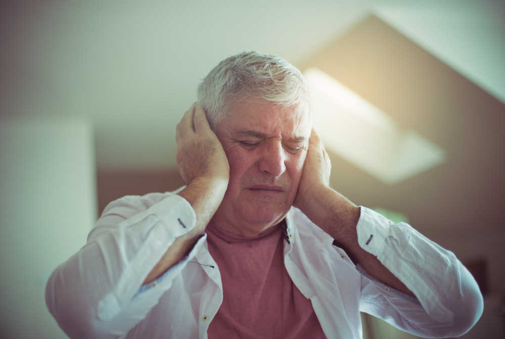 seniors-comment-reagir-face-au-bourdonnement-persistant-dans-les-oreilles